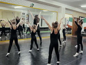 Видео о том как обучают детей современной хореографии на занятиях в школе танцев Людмилы Квасневской